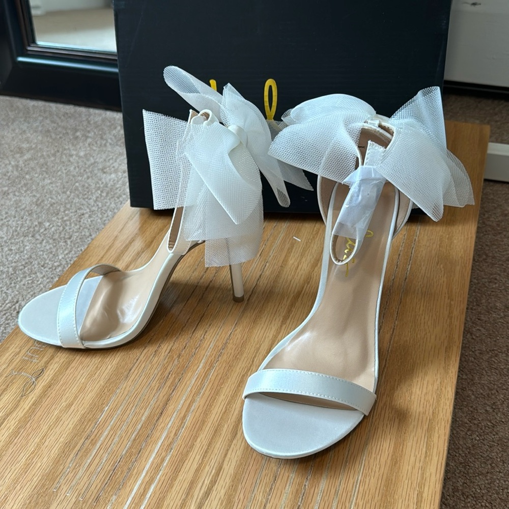 White satin heels with Bow
